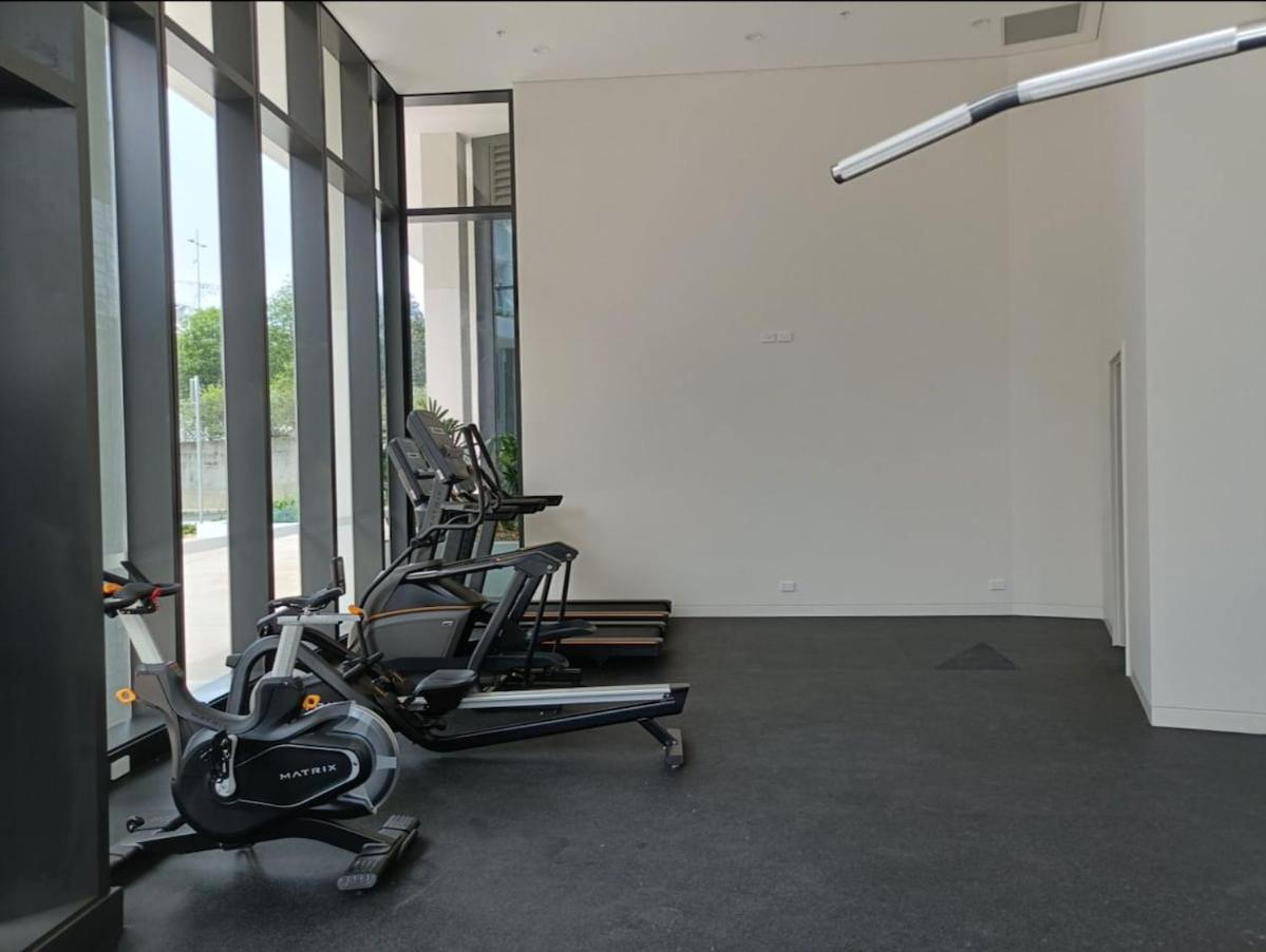 New Olympic Park 2 Bedroom -pool Gym Parking