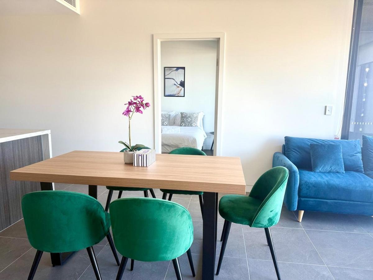 New Olympic Park 2 Bedroom -pool Gym Parking *