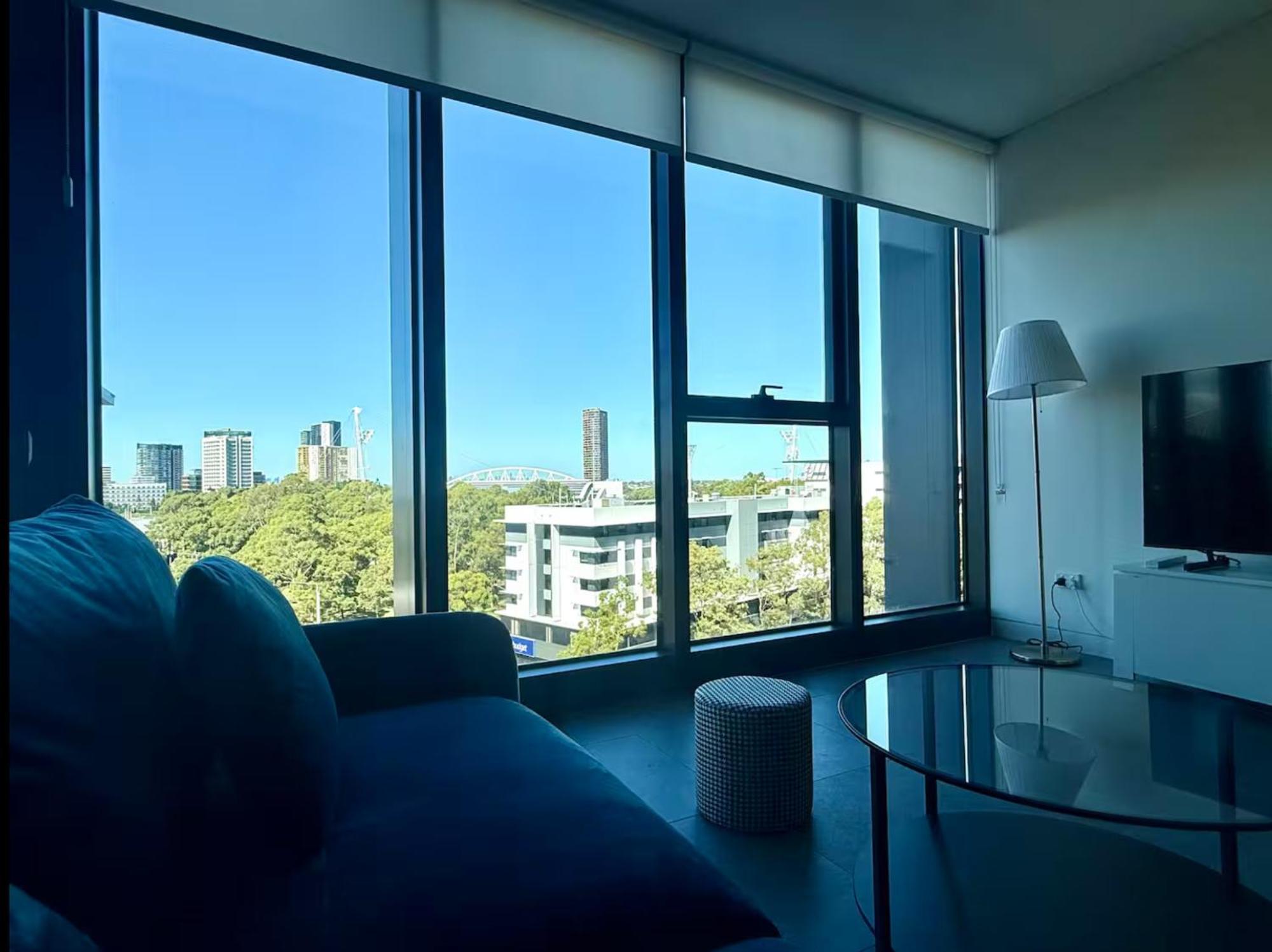 New Olympic Park 2 Bedroom -pool Gym Parking Apartment *